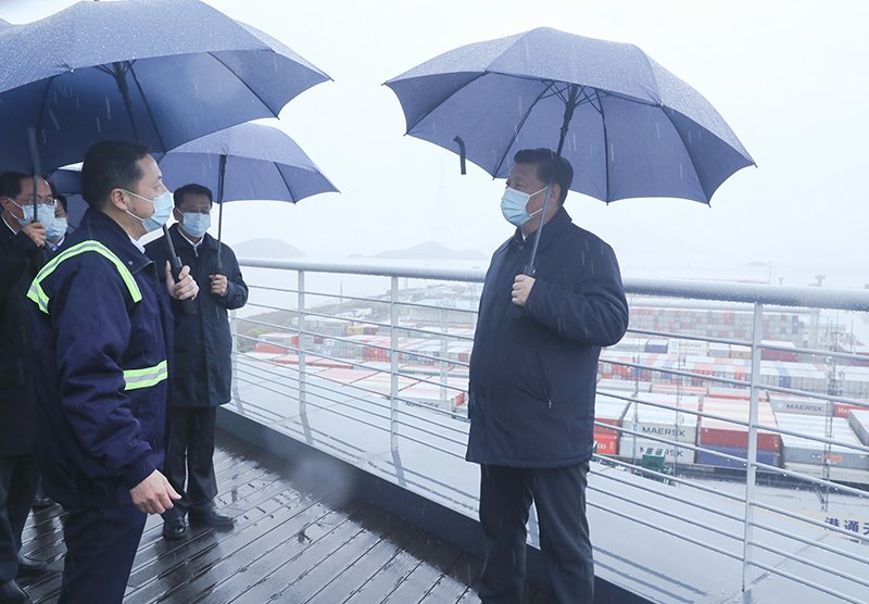 他先后来到宁波舟山港穿山港区码头